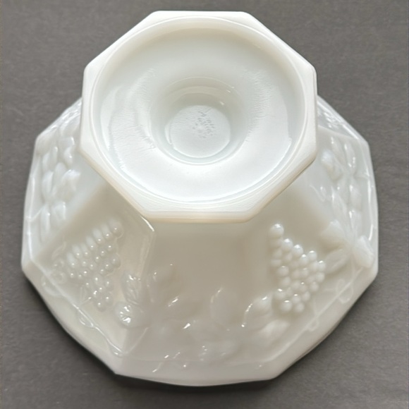 VTG 9” Milk Glass Footed Bowl Octagonal Shape Raised Grape & Leaf Pattern - Picture 4 of 6